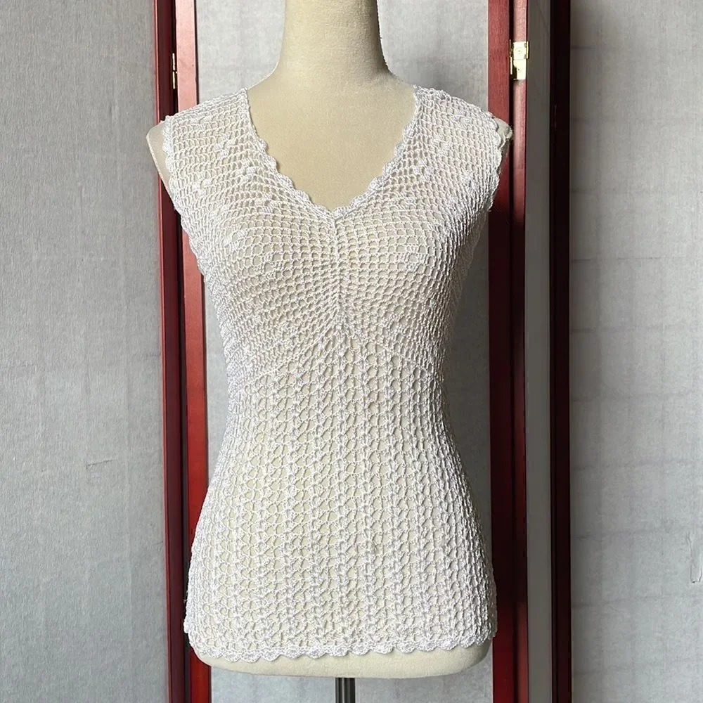 Bette Paige White Sheer Macrame Knit V-Neck Sheer Sleeveless Top (Size: Small)